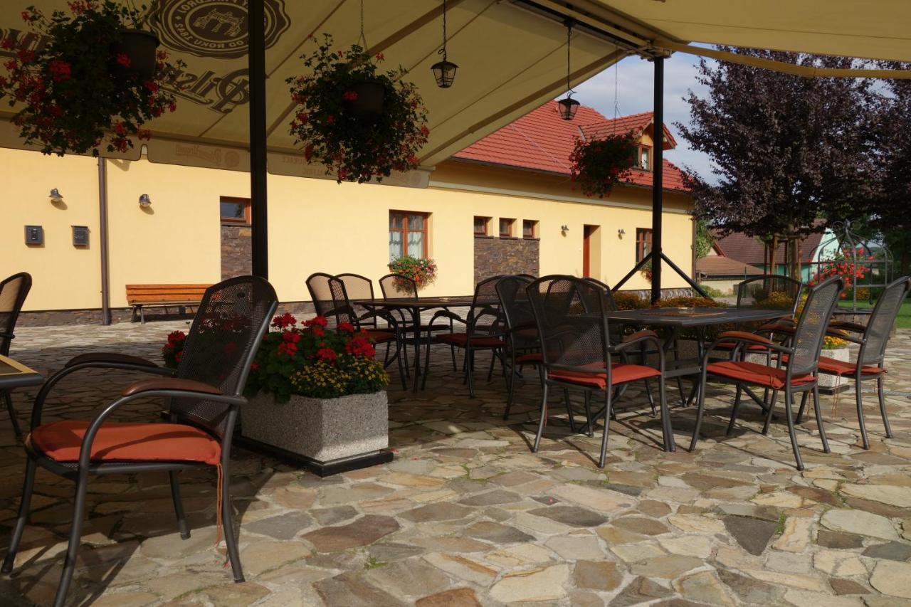 Hotel A Restaurace Palfrig Stara Ves nad Ondrejnici Exterior foto